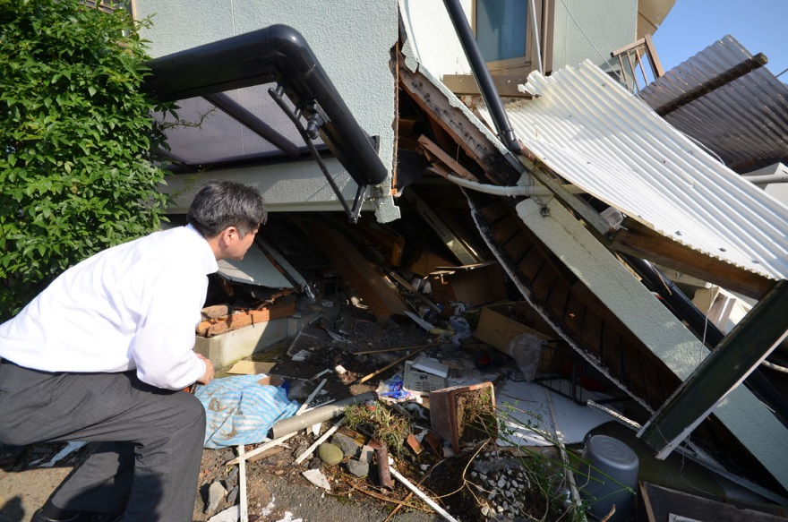 屈んでも入ることのできないほど１階部分が潰れた熊本東聖書キリスト教会と岩上祝仁ＢＡ