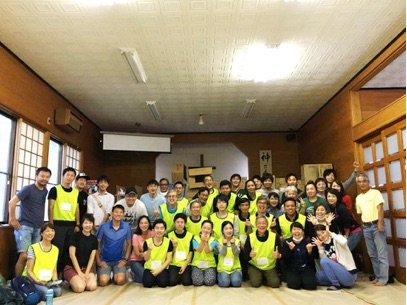 ある日のボランティア参加者　日本各地、またシンガポールと韓国からの参加者とともに（6月24日）